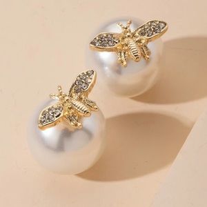Bow pearl earrings/ Bee pearl